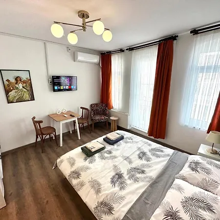 Yellowhouse 6 Aparthotel